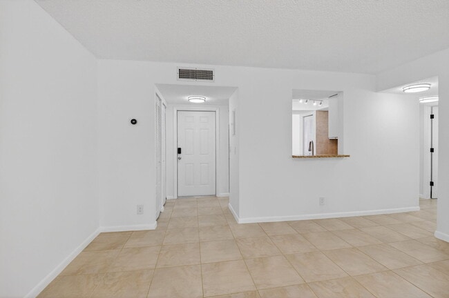 Building Photo - 10 Willowbrook Ln