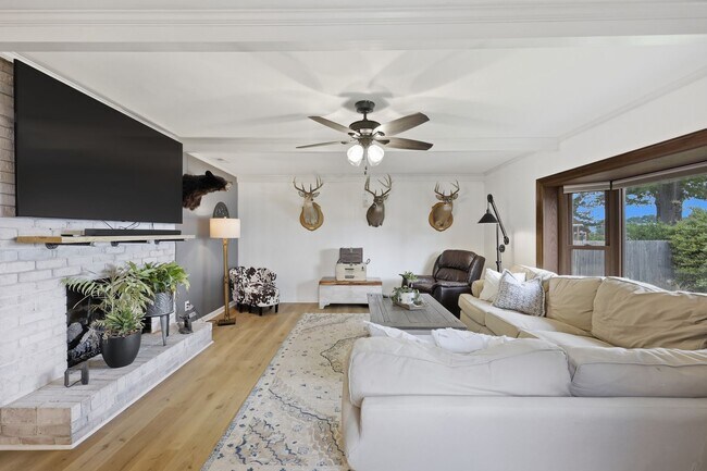 Building Photo - Stunning 4-Bedroom Waterfront Retreat with Modern Upgrades & Lake Living.
