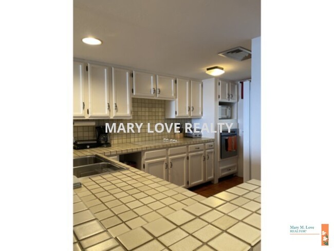 Building Photo - BEAUTIFULLY DECORATED FURNISHED 2 BED 2 BA...