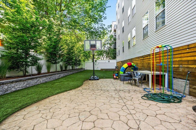 Building Photo - 510 Monroe St