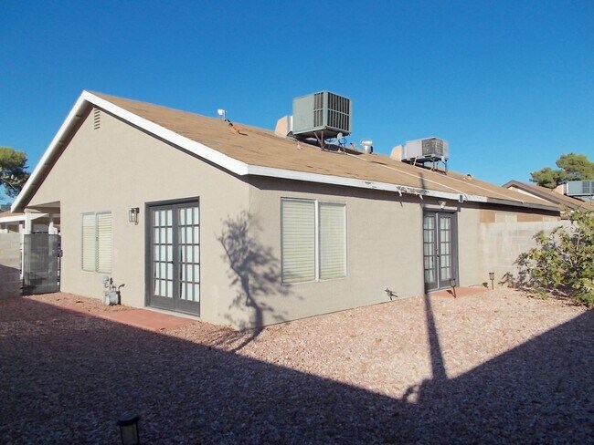 Building Photo - Beautifully Furnished 2-Bedroom 2-Bath Tow...
