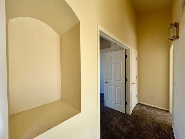 Building Photo - 2BR End Unit Townhome in Rock Creek