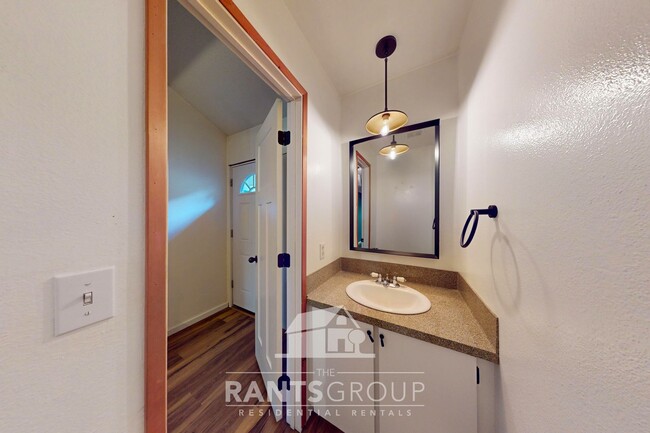 Building Photo - Lovely and spacious townhouse with a 1-car...