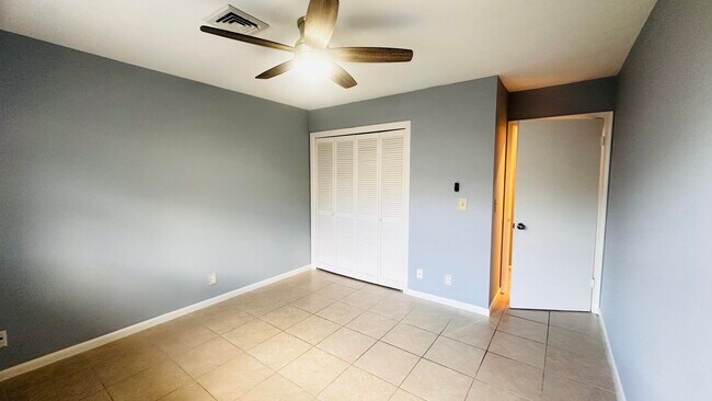 Building Photo - 423 Pine Tree Ct