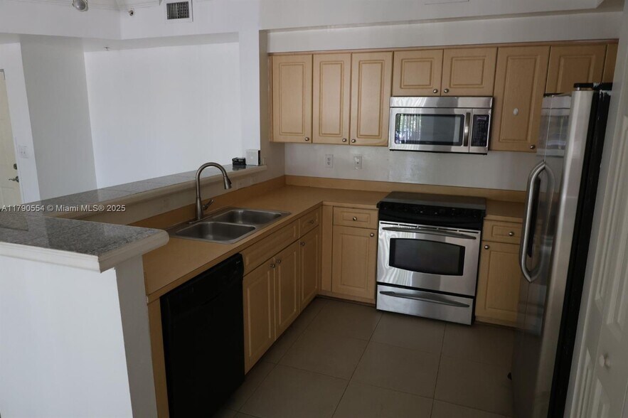 Building Photo - 6801 SW 44th St