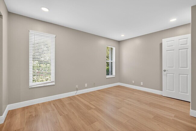 Building Photo - 905 Shore Dr