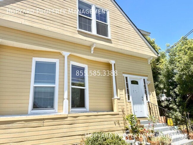 Building Photo - 3115 Stuart St