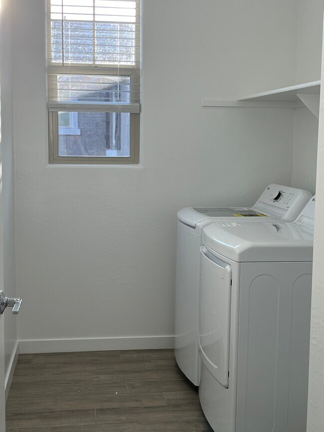 Building Photo - 9426 W Sells Dr