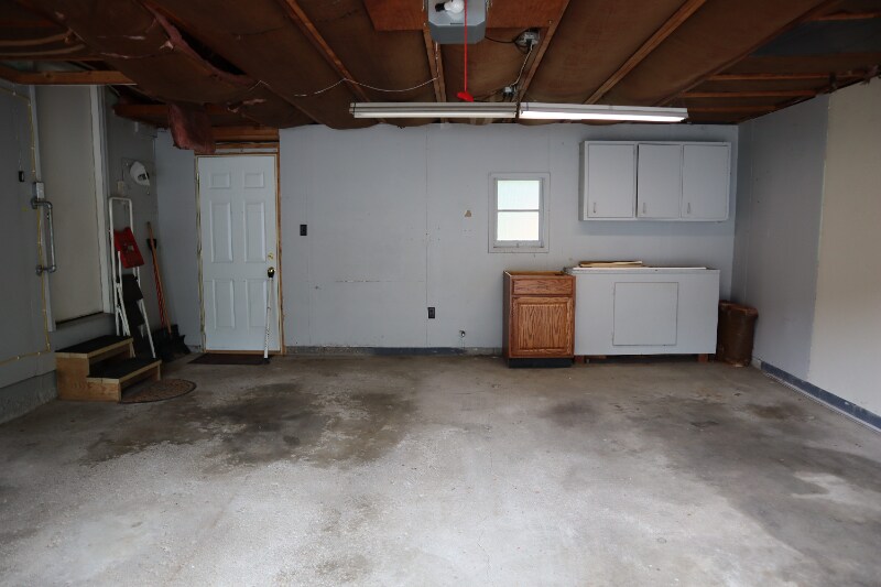 Building Photo - 275 Viking Dr