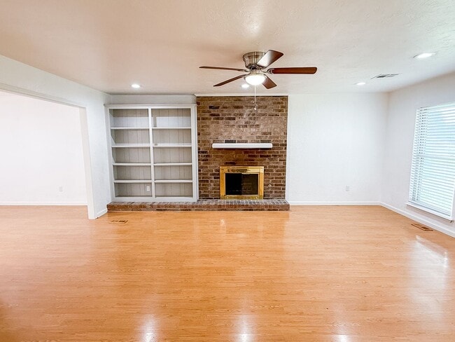 Building Photo - Beautifully Updated 4 Bedroom 2 Bathroom i...