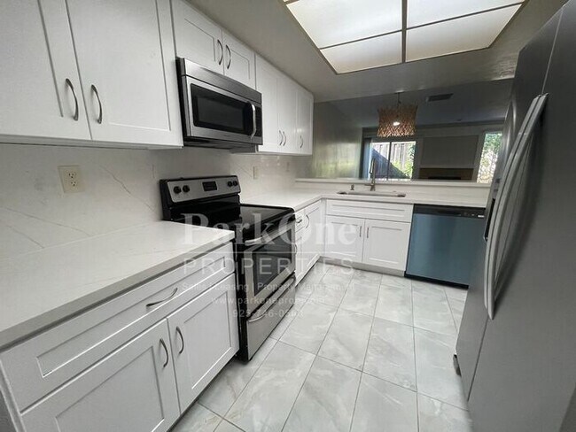 Building Photo - Spacious Town house in Pleasant Hill Now A...