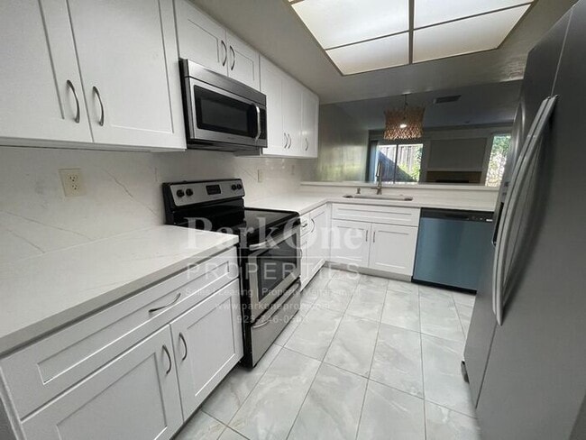 Building Photo - Spacious Town house in Pleasant Hill Now Available!