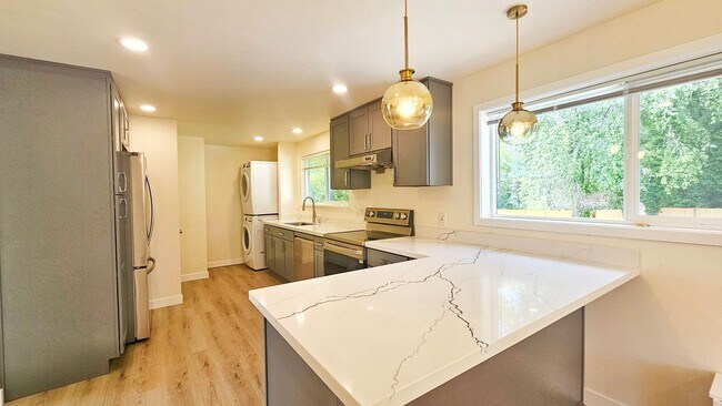 Building Photo - 4 Bed 1.5 Bath Single Family Home in Renton
