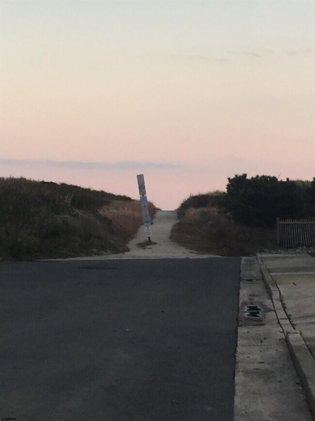 Building Photo - 205 3rd St S