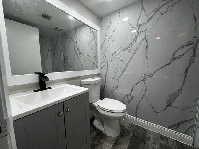 Building Photo - 5628 Rock Island Rd