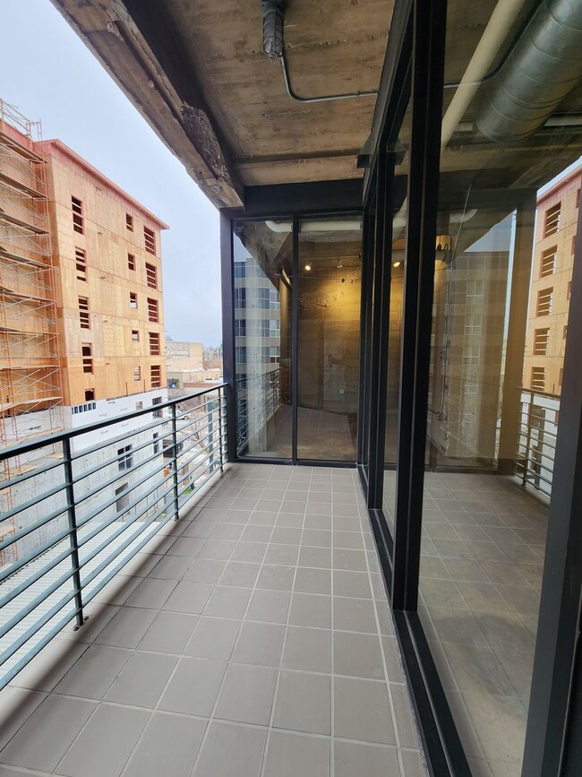 Building Photo - RARELY Available Dakota Lofts Condo! Indus...