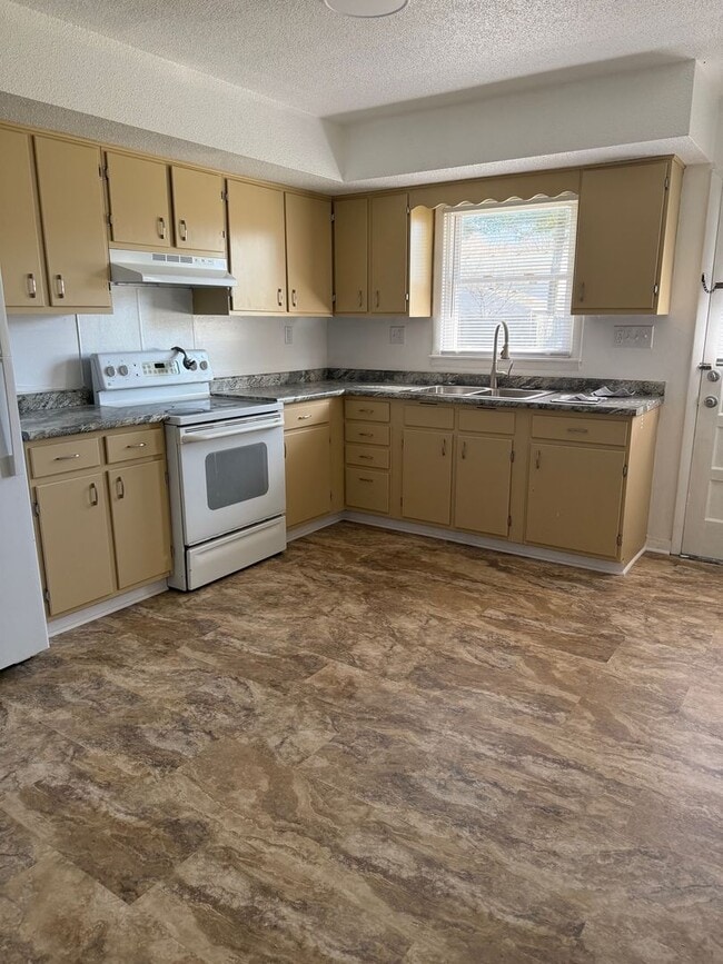 Building Photo - 104-104 N Birchwood Dr