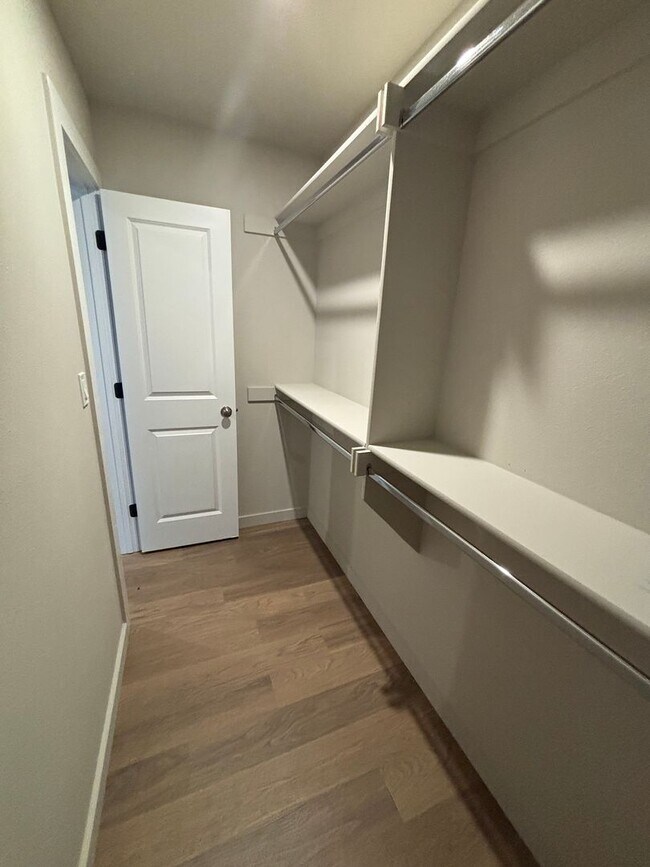 Building Photo - Beautiful New Duplex!