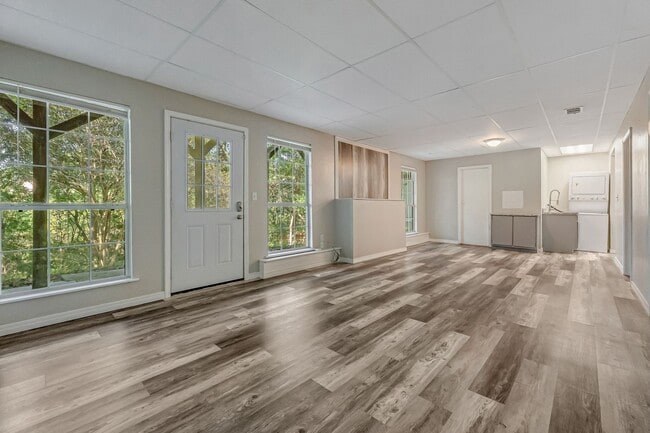 Building Photo - Private Walkout Basement Unit Overlooking ...