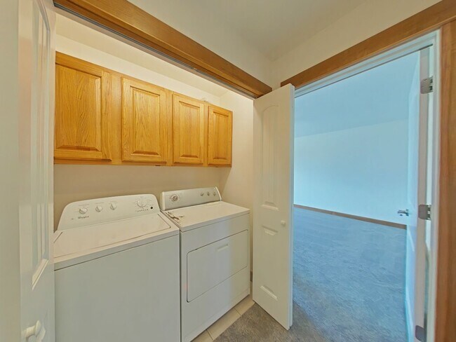 Building Photo - Beautiful 3 bedroom, 2 1/2 bathroom, townhouse with attached garage!