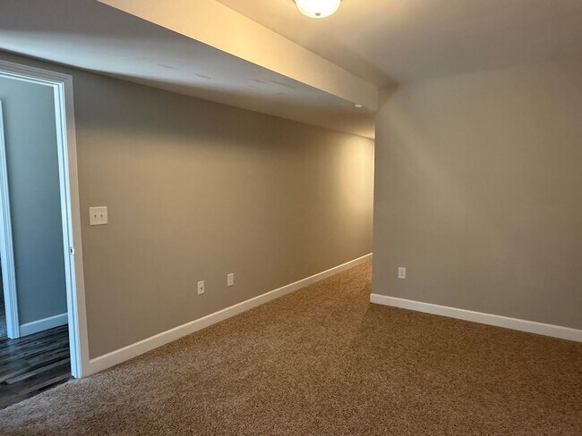 Building Photo - Spacious 3 Bedroom, 3.5bath in central Joh...