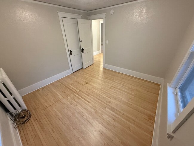 Building Photo - 6 bedroom 2 bath