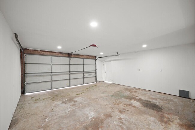 Building Photo - 5943 Greenmont Dr