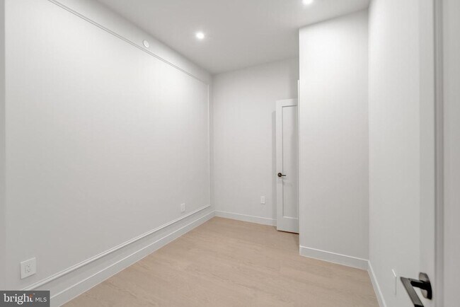 Building Photo - 2121 Ward Pl NW