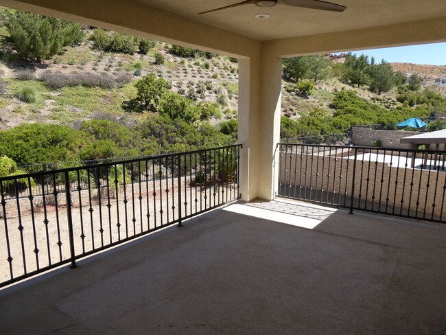 Building Photo - 5 Bedroom Home for Rent in Santa Clarita!