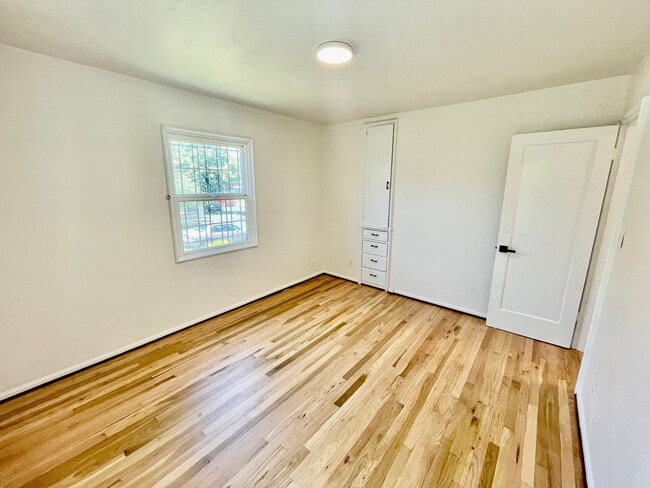 Building Photo - Modern and Bright 3Bd/1B Home | Washer & D...