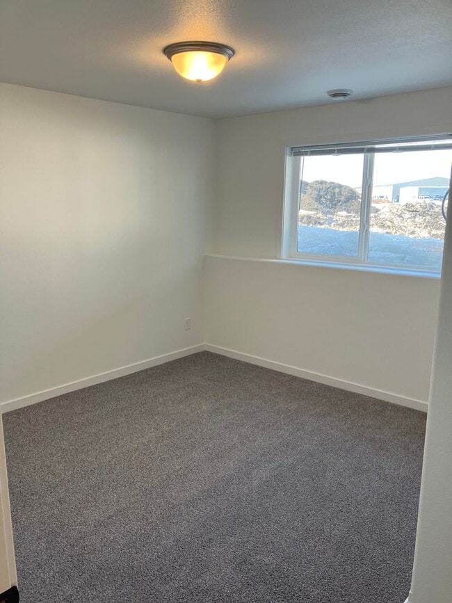 Building Photo - 4 Bed  3 Bath Twin Home