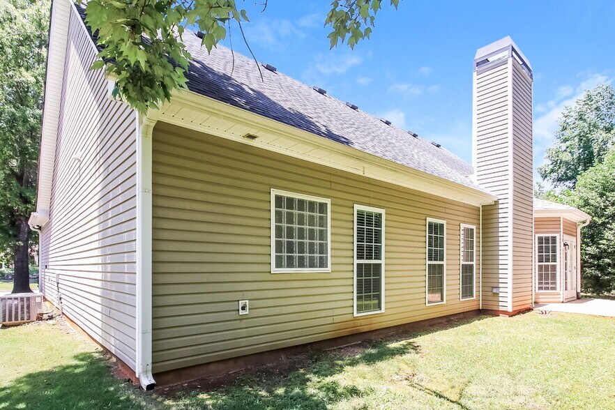 Building Photo - 215 Village Park Dr