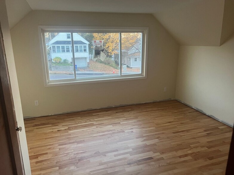 Building Photo - 389 E Allen St