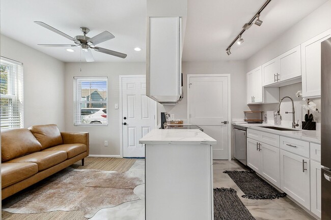 Building Photo - Fab La Place Townhome