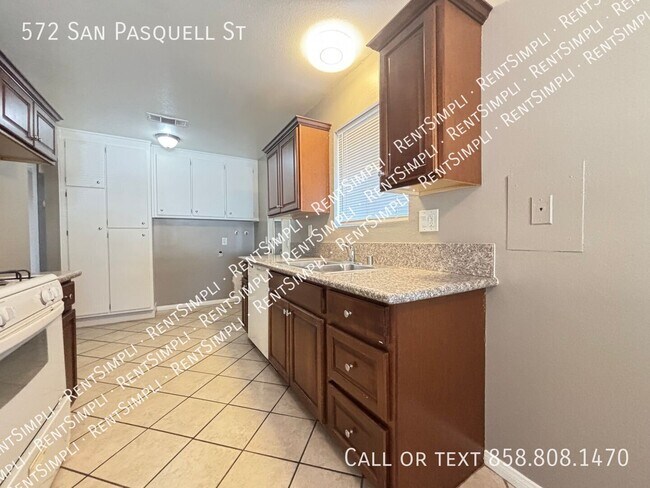 Building Photo - 572 San Pasquel St