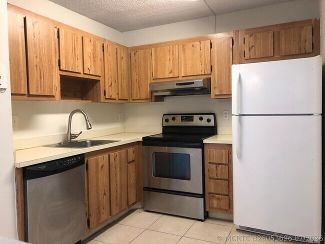Building Photo - 10714 Royal Palm Blvd