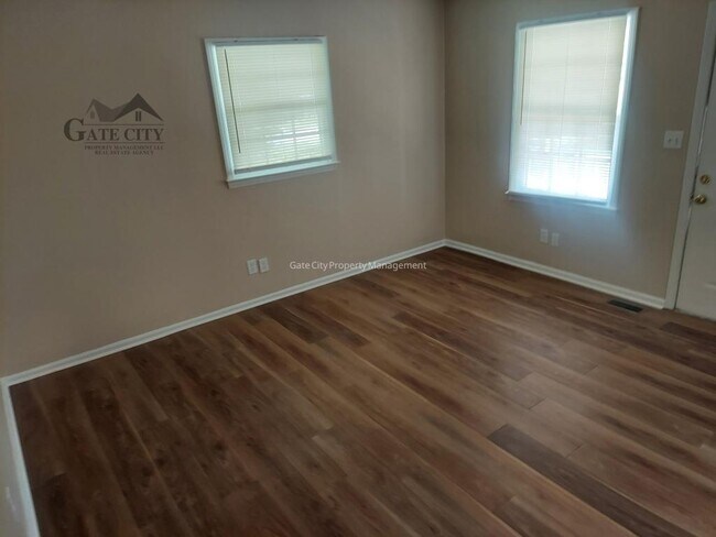 Building Photo - 1105 Meadowbrook Blvd
