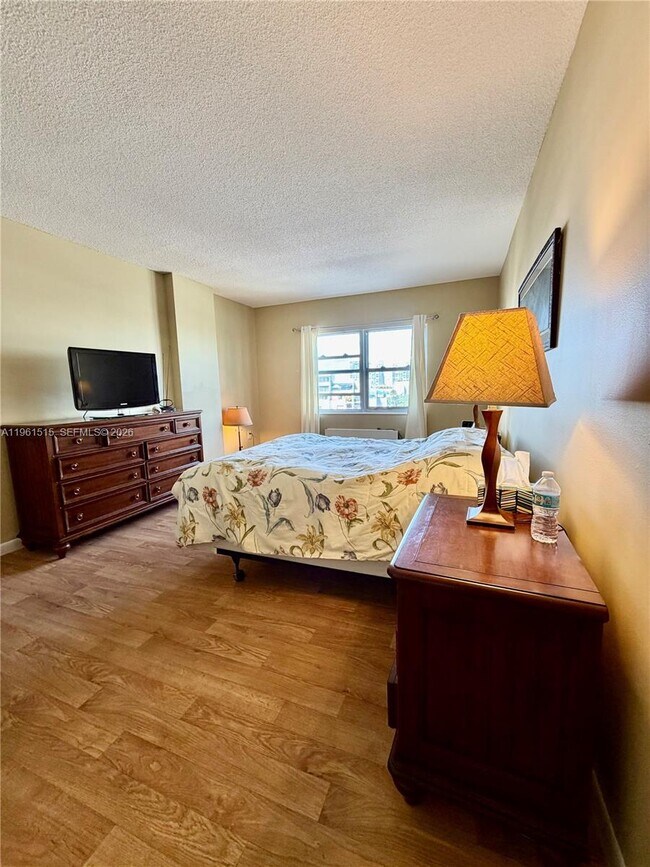 Building Photo - 400 Kings Point Dr