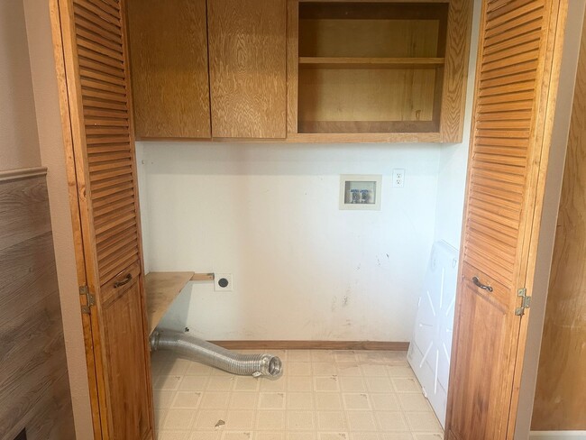 Building Photo - 4-bedroom 2.5 Bath McMinnville OR 97128