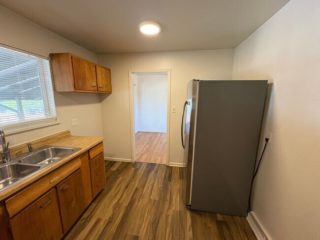 Building Photo - Newly Updated - Spacious 5 Bed 2 Bath Home