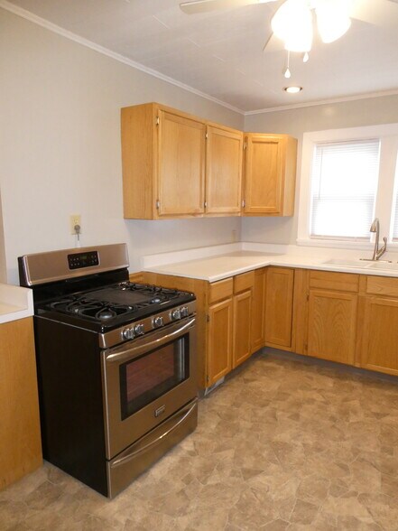 Gas range - plenty of kitchen cabinet storage - 314 Saratoga St