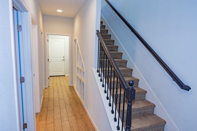 Building Photo - Great Townhome For Rent!