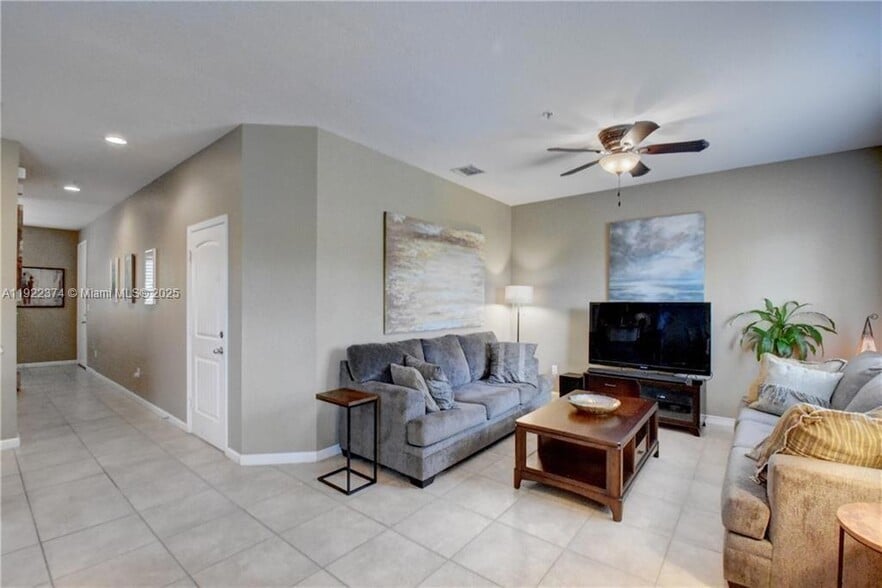 Building Photo - 256 SW 6th Ct