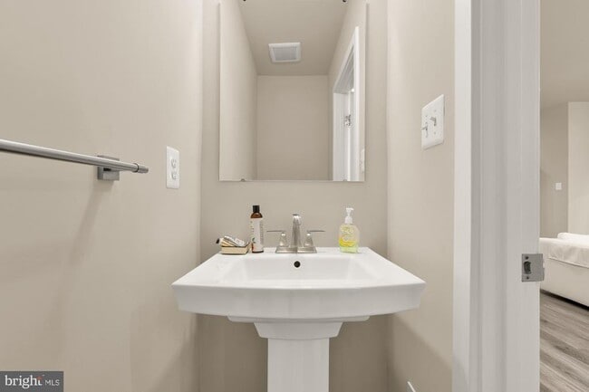 Building Photo - 9639 Tall Oaks Rd