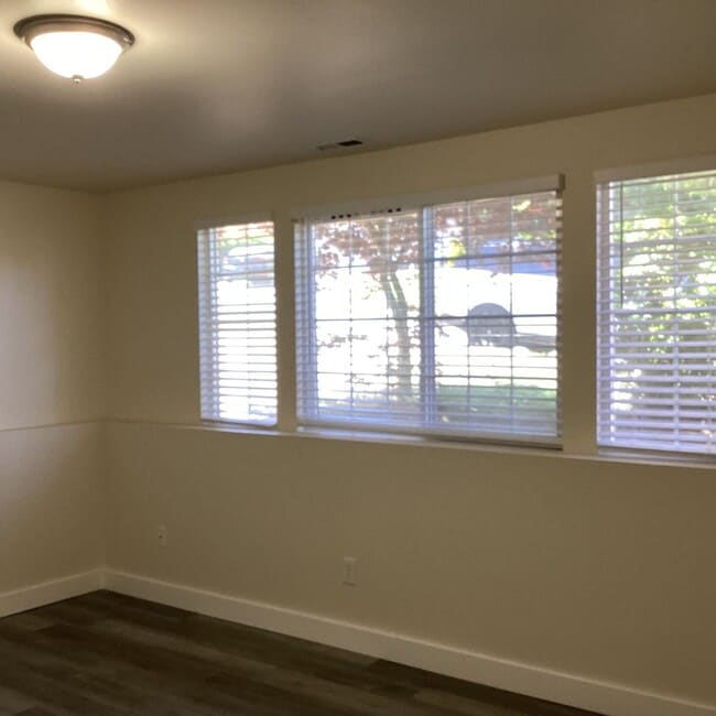 Building Photo - Updated 4 bedroom in The Desirable Merrill...