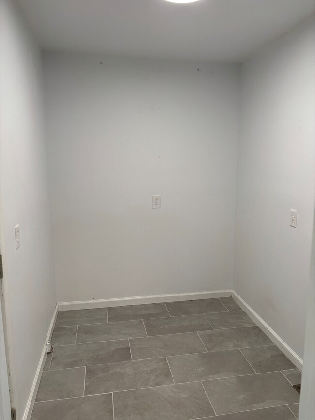 Building Photo - 60 Gingham Ln