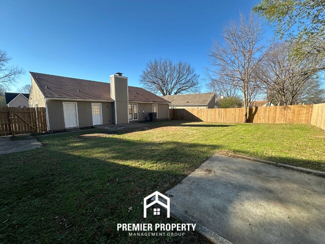 Building Photo - Charming 3 Bedroom Home for Rent in Memphis | High Ceilings, Fireplace & Fenced Yard