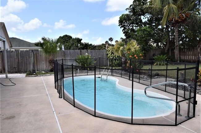 Building Photo - 1041 Park Hill Dr