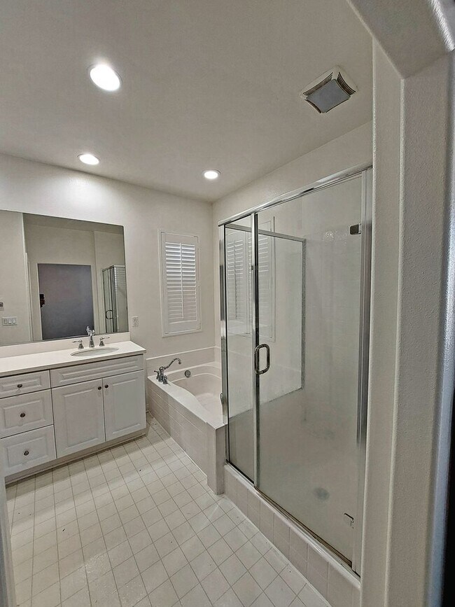 Building Photo - Beautiful townhouse in Ontario-CALL FOR OUR MOVE-IN SPEACIAL