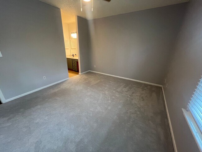 Building Photo - 833 Gas Light Ln